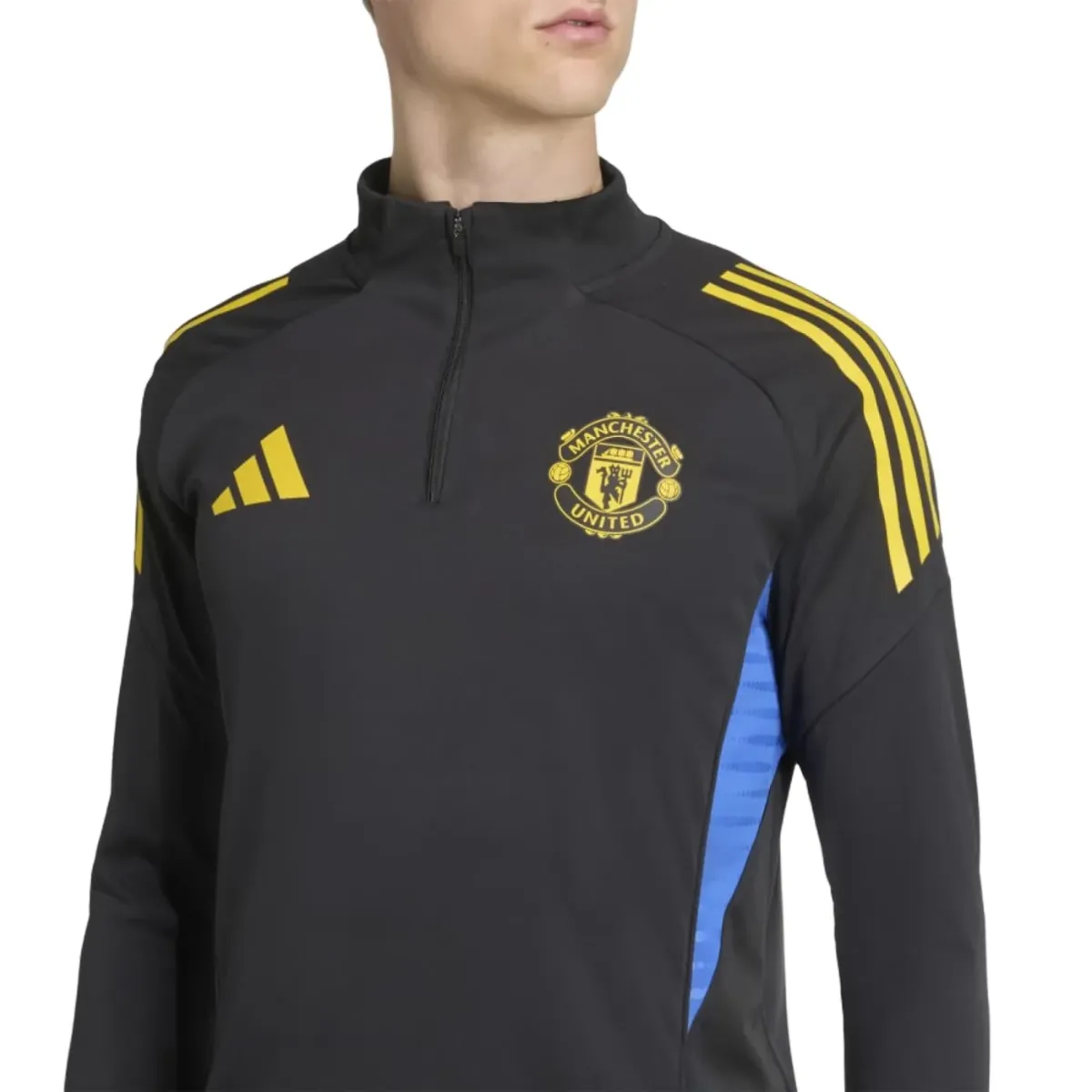 Manchester United UCL training tracksuit 2025 26 featuring a sleek design and iconic club logo