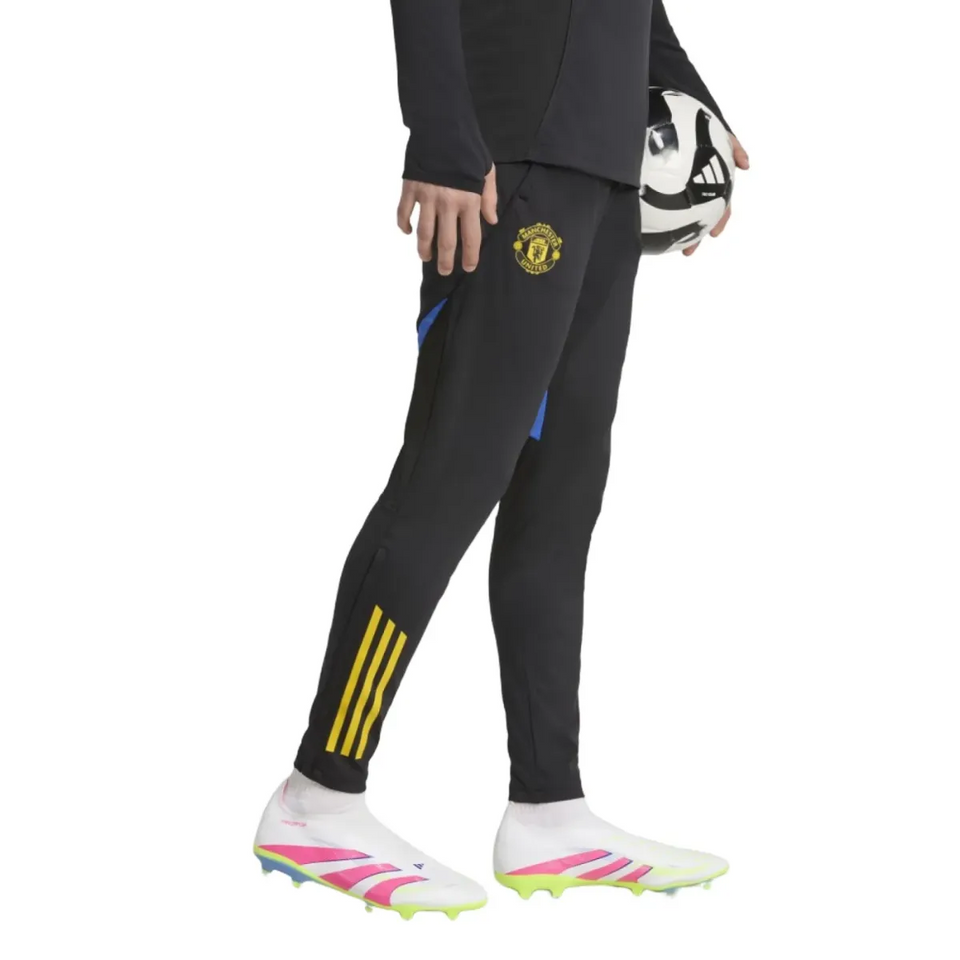 Manchester United UCL training tracksuit 2025 26 featuring black pants and vibrant detailing