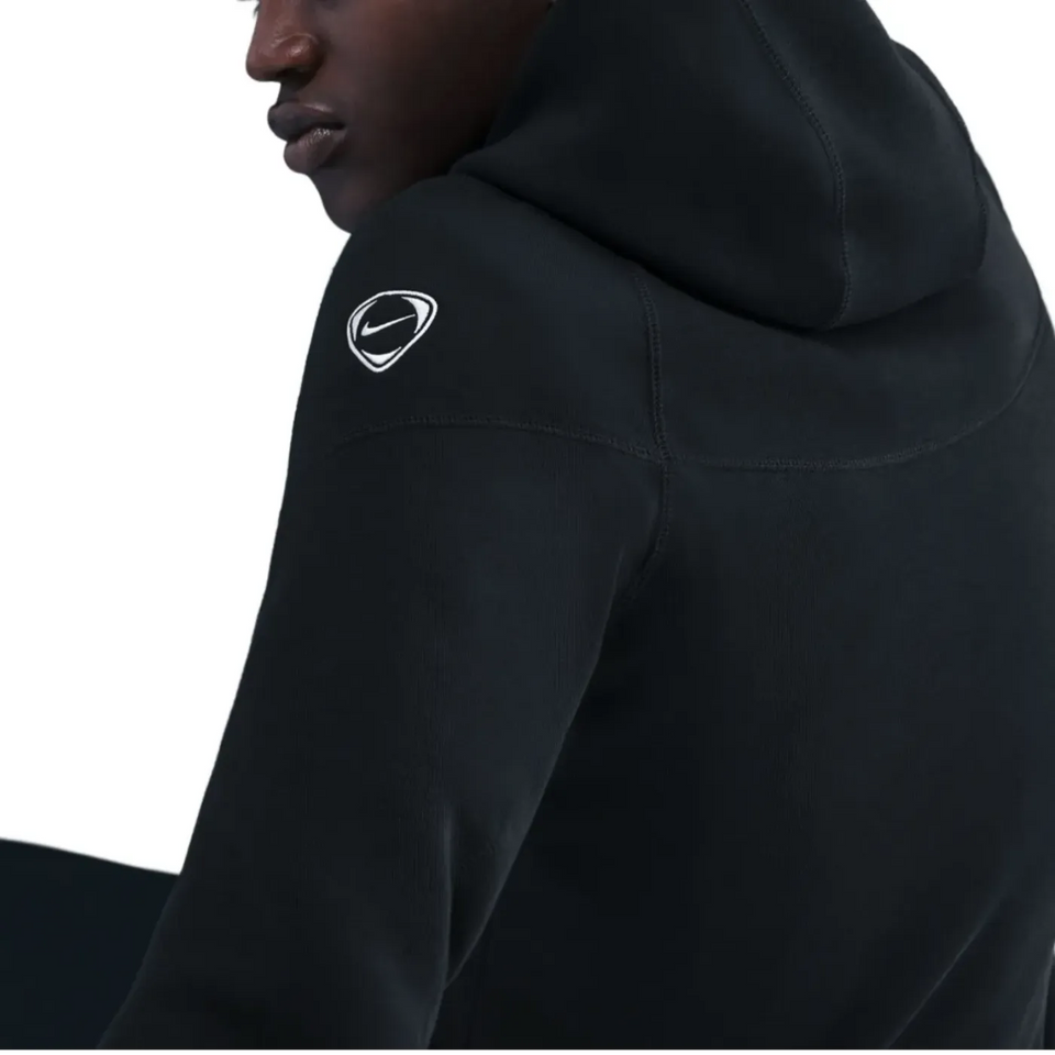 Nike Chelsea tech fleece tracksuit 2025 26 in black with sleek hood and signature logo on SoccerTracksuits.com