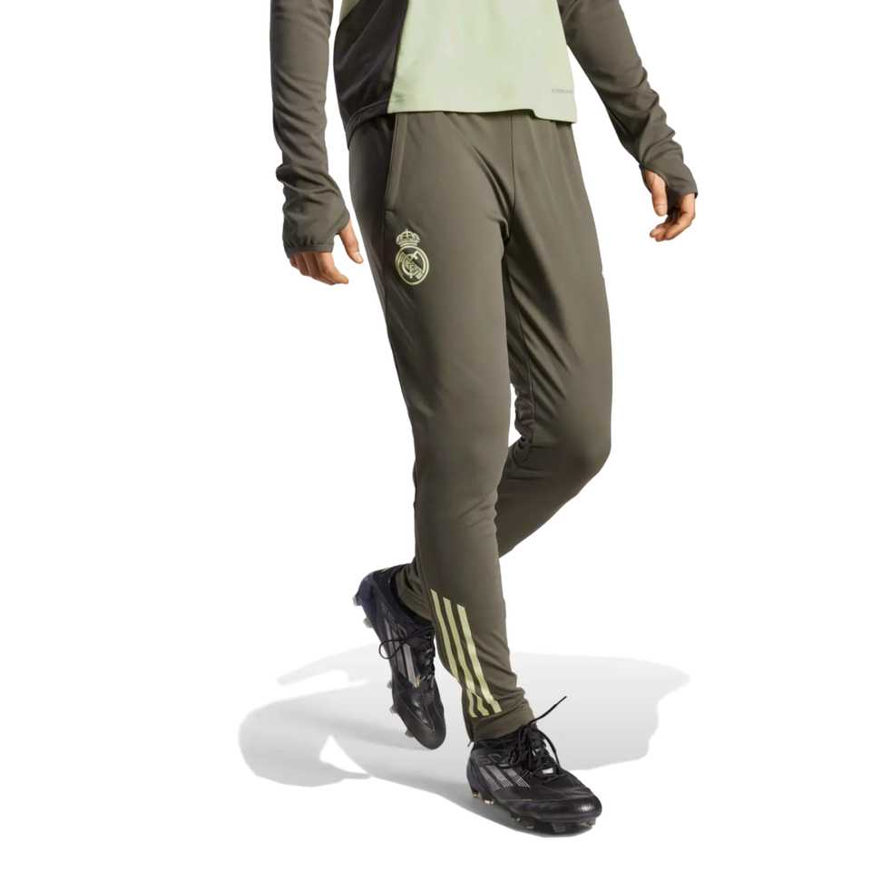 Real Madrid training tracksuit 2025 featuring lightweight fabric and team logo for athletes